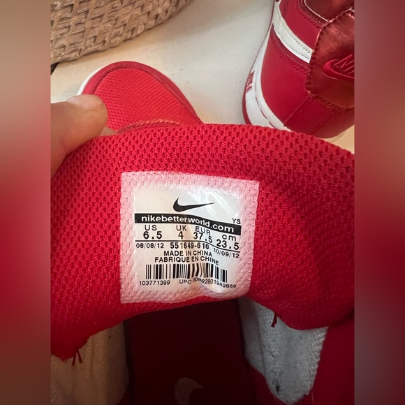 Like new Red Nikes - Picture 4 of 4